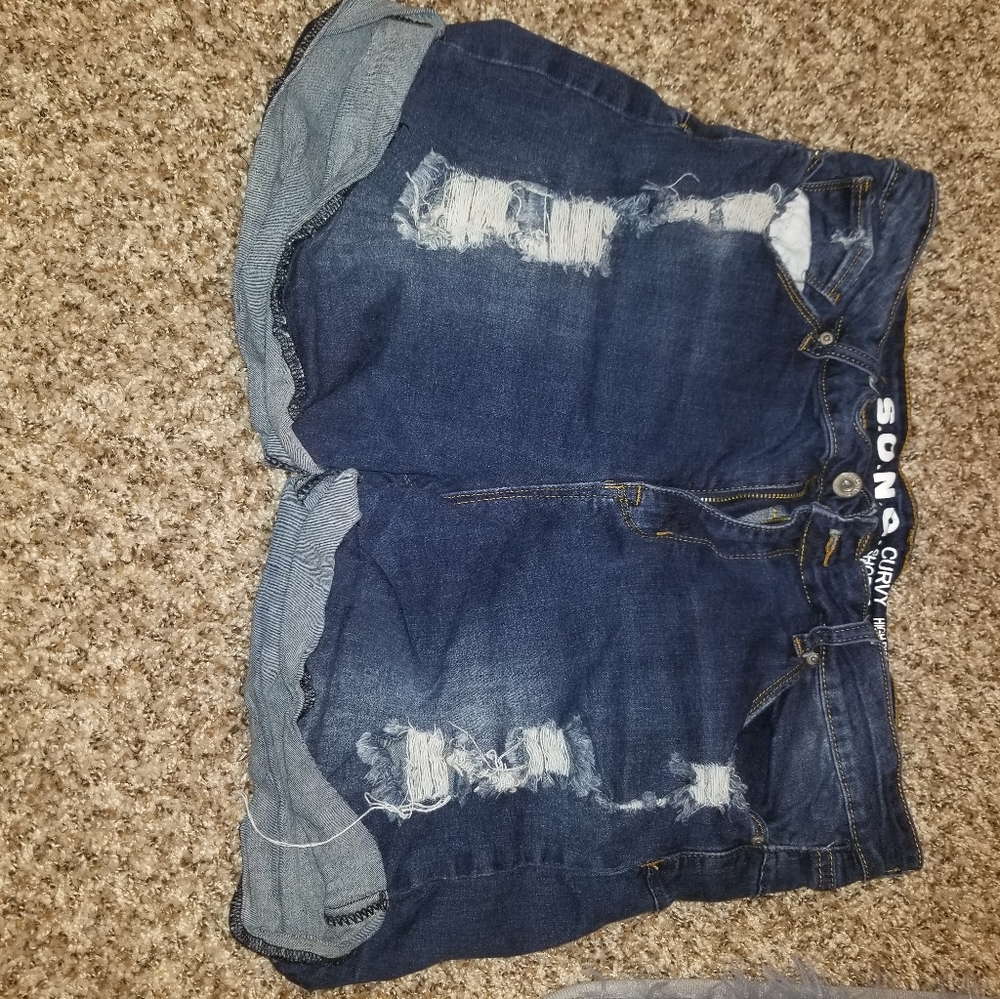 Curvy distressed Jean shorts